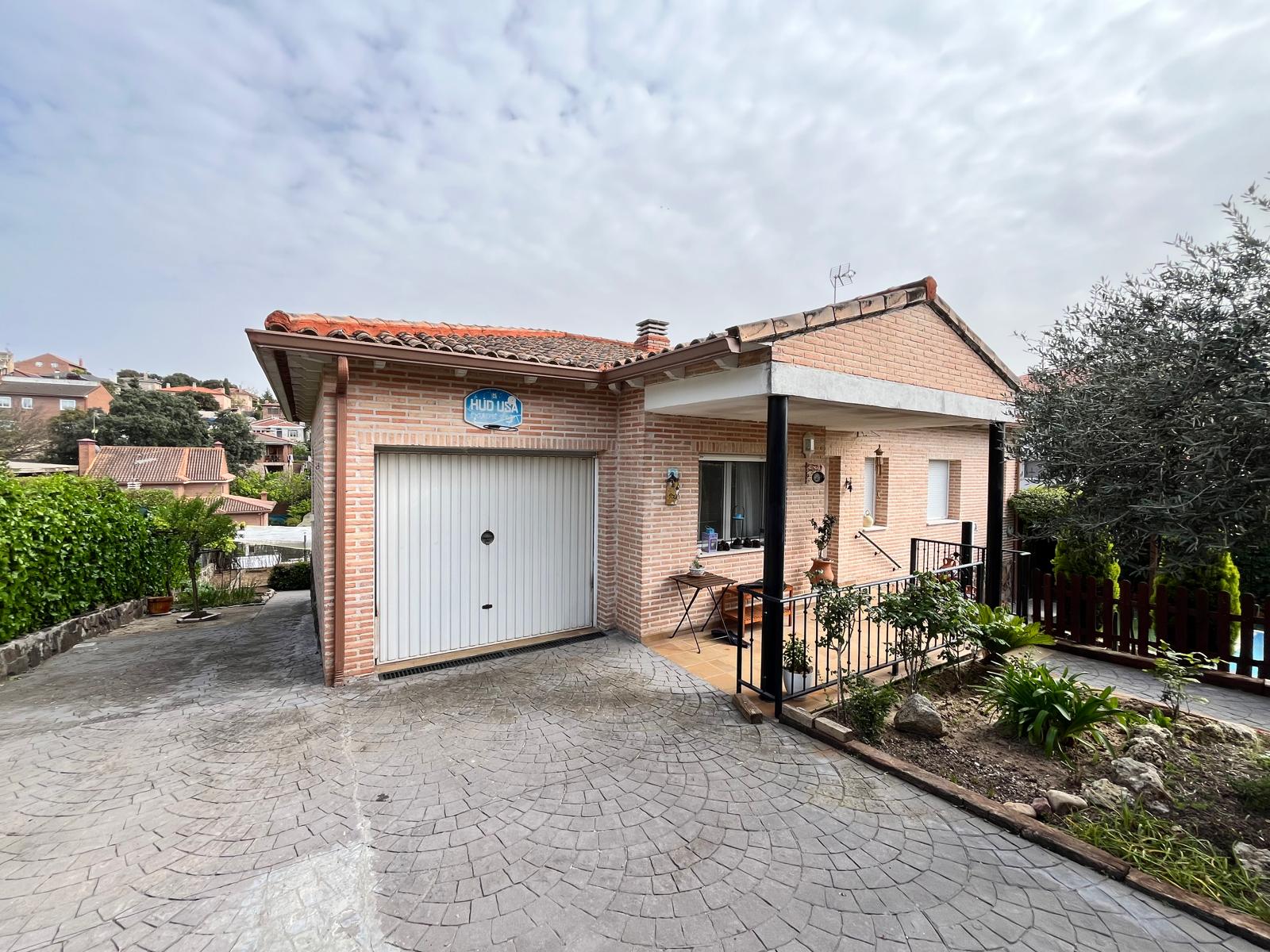 CHALET EN URBANIZACIÓN MONTELAR